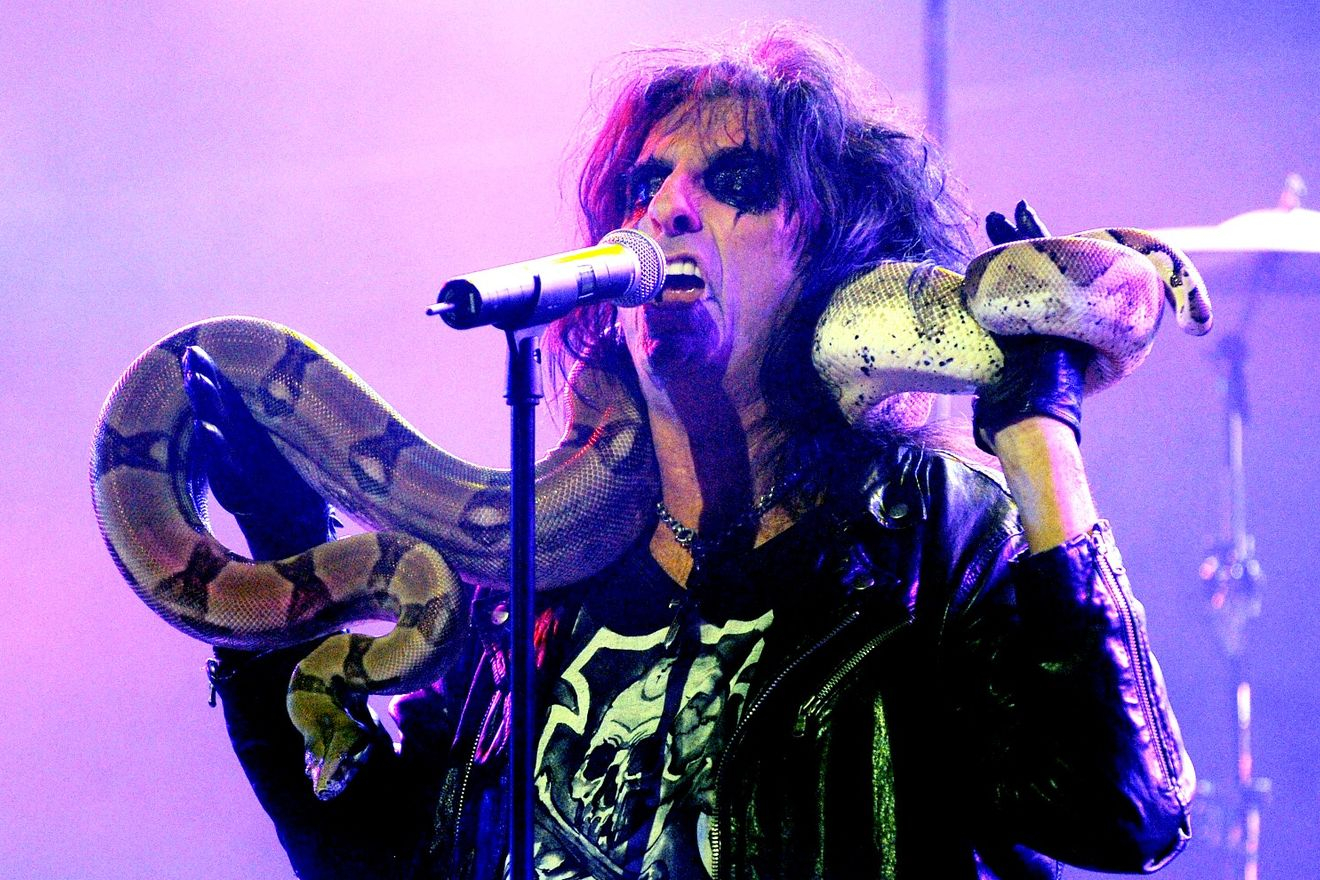 O Alice Cooper με ένα από τα φίδια του