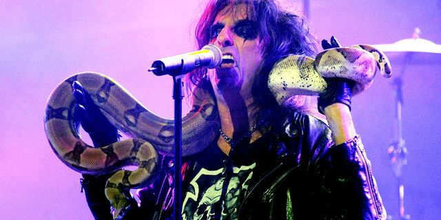 O Alice Cooper με ένα από τα φίδια του