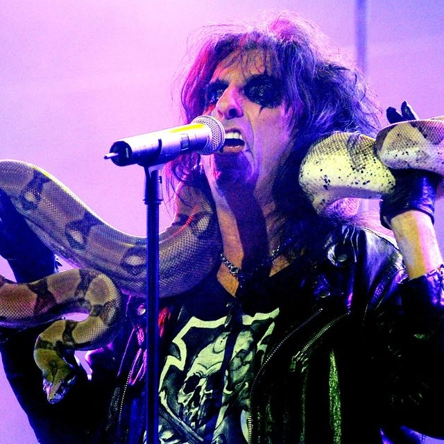 O Alice Cooper με ένα από τα φίδια του
