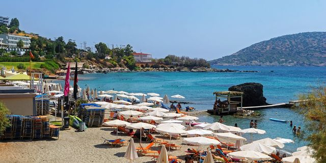 Ανάβυσσος: Συνελήφθησαν δύο υπεύθυνοι καταστημάτων για παράνομη κατάληψη παραλίας