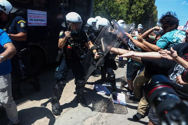 Ανάβυσσος: Ένταση έξω από τη σύνοδο των Πρυτάνεων