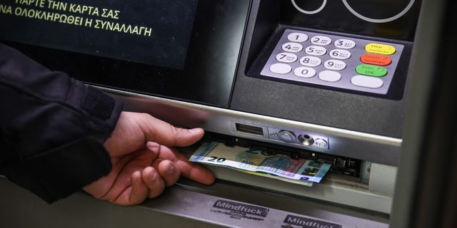 Πώς φτάσαμε στην απόφαση για τα ΑΤΜ – Ποιες χρεώσεις κόβονται