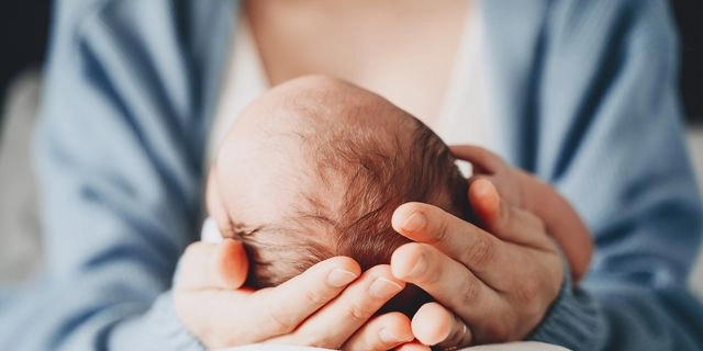 Η ΑΙ έδωσε παιδί σε ζευγάρι που προσπαθούσε να τεκνοποιήσει 18 χρόνια