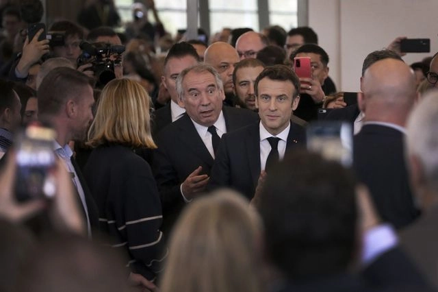 Γαλλία: Ο Μπαϊρού χρησιμοποιεί ως φάντασμα την Ελλάδα