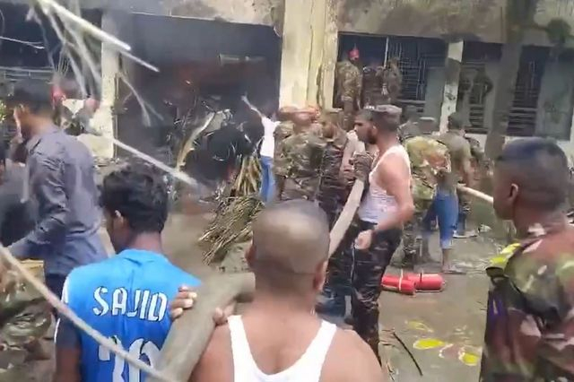 Μπαγκλαντές: Εκπαιδευτικό αεροσκάφος συνετρίβη σε σχολείο – Τουλάχιστον ένας νεκρός