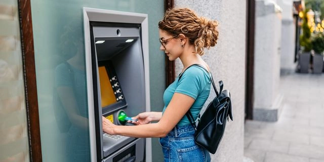 Θύελλα αντιδράσεων για τις χρεώσεις σε ΑΤΜ που παραχώρησε η Πειραιώς στην Cashflex