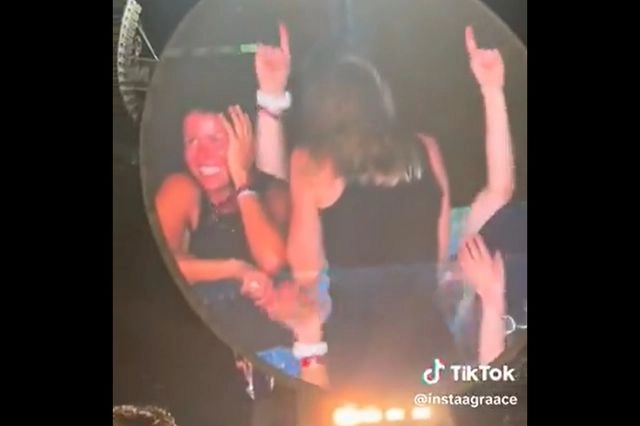Coldplay: Το Ίντερνετ έψαξε και βρήκε ποια είναι η γυναίκα δίπλα στο ζευγάρι