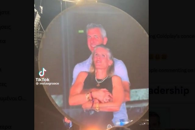 Coldplay: Η “Kiss Cam” σε συναυλία τους, “έπιασε” το μόνο ζευγάρι που δεν έπρεπε