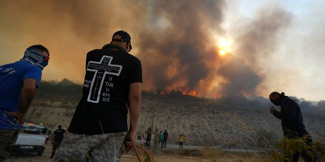 Κύπρος: Μαίνεται η πύρινη κόλαση για δεύτερη ημέρα – Η Ελλάδα στέλνει ενισχύσεις