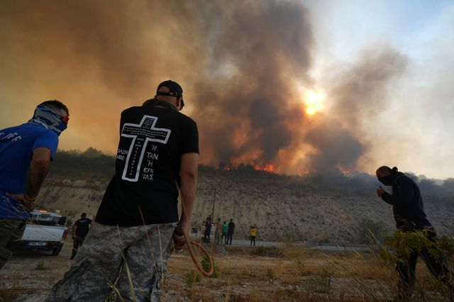 Κύπρος: Μαίνεται η πύρινη κόλαση για δεύτερη ημέρα – Η Ελλάδα στέλνει ενισχύσεις