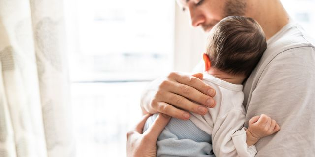 Η Ισπανία επεκτείνει τη γονική άδεια με πλήρεις αποδοχές και για πατέρες