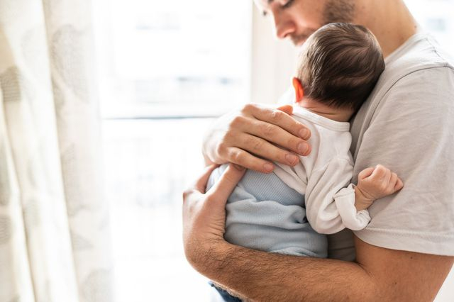 Η Ισπανία επεκτείνει τη γονική άδεια με πλήρεις αποδοχές και για πατέρες