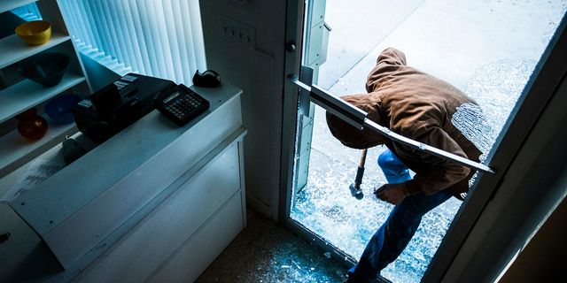 Εξαρθρώθηκε σπείρα διαρρηκτών – Είχαν ρημάξει καταστήματα σε Κορωπί και Γλυφάδα