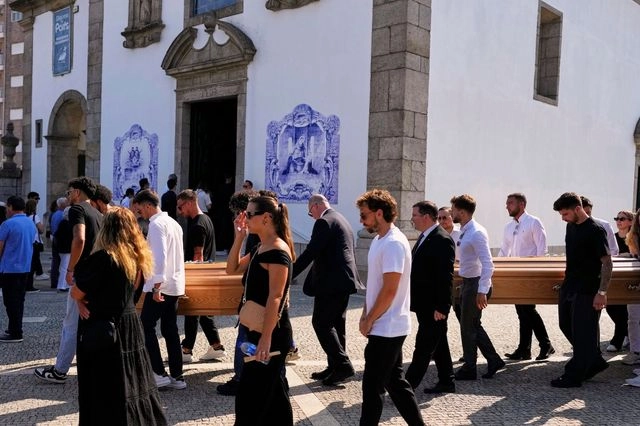 Ντιόγκο Ζότα: Θρήνος στην κηδεία του ποδοσφαιριστή και του αδερφού του