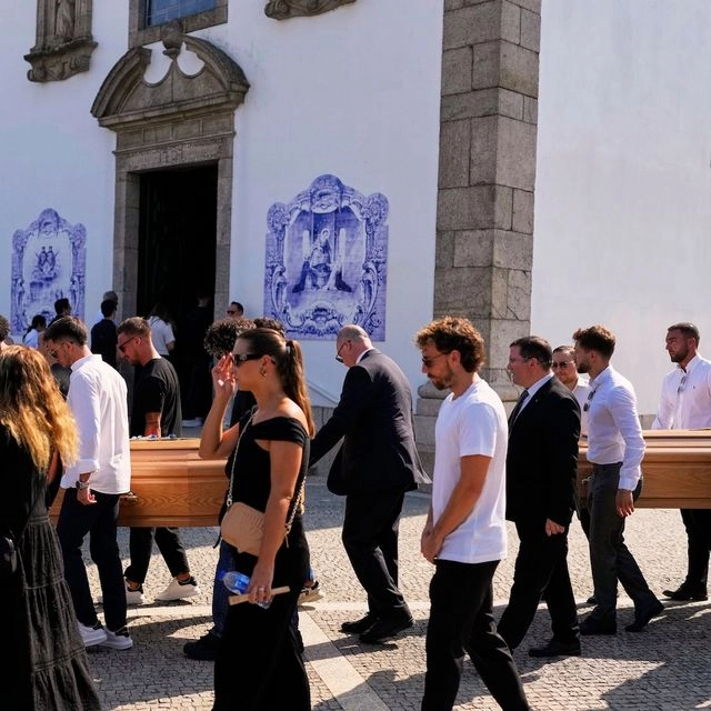 Ντιόγκο Ζότα: Θρήνος στην κηδεία του ποδοσφαιριστή και του αδερφού του