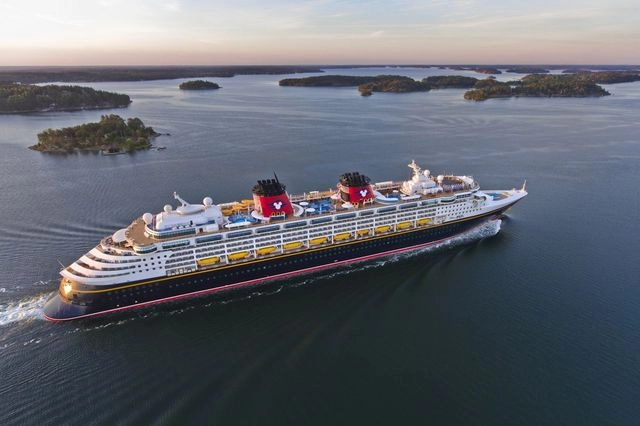 Πατέρας πήδηξε από κρουαζιερόπλοιο της Disney για να σώσει την κόρη του – Βίντεο