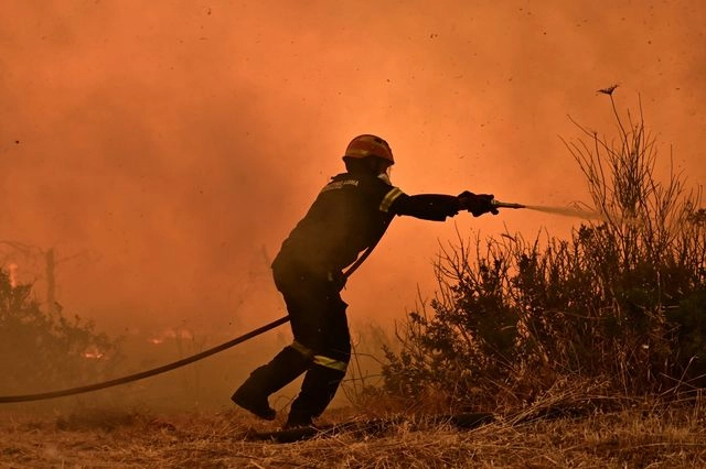 Πυρκαγιά στον Άγιο Στέφανο στη περιοχή Δροσοπηγή στις Αφίδνες