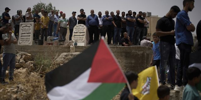 Στιγμιότυπο από την κηδεία του 15χρονουΠαλαιστίνιου Αμτζάντ Νασάρ Αουάντ Χοουσίγια, ο οποίος σκοτώθηκε κατά τη διάρκεια ισραηλινής επιδρομής, στο παλαιστινιακό χωριό Γιαττά, νότια της Χεβρώνας, στη Δυτική Όχθη