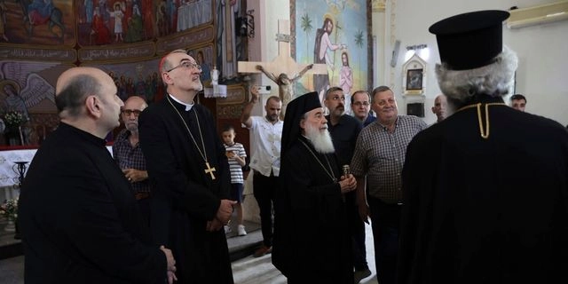 Αξιωματούχοι των Αγίων Τόπων στη Γάζα μετά το φονικό ισραηλινό πλήγμα σε εκκλησία