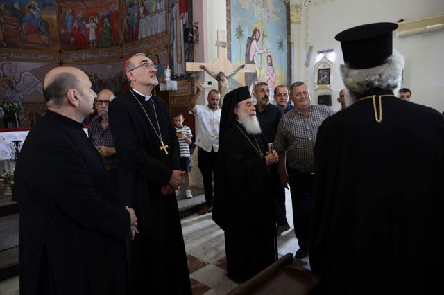 Αξιωματούχοι των Αγίων Τόπων στη Γάζα μετά το φονικό ισραηλινό πλήγμα σε εκκλησία