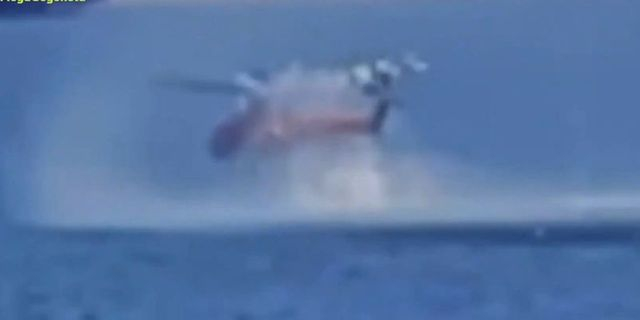 Βίντεο ντοκουμέντο από την προσθαλάσσωση του πυροσβεστικού ελικοπτέρου στην Ελευσίνα