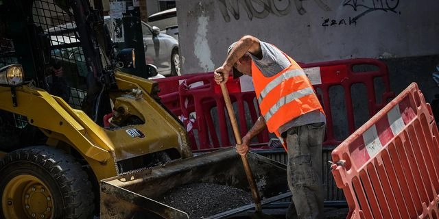 Καύσωνας: Σε ποιες περιοχές είναι υποχρεωτική η παύση εργασιών 12:00-17:00