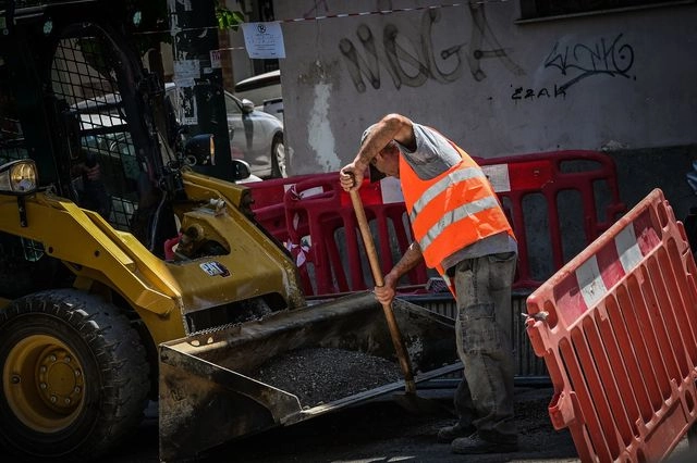 Καύσωνας: Σε ποιες περιοχές είναι υποχρεωτική η παύση εργασιών για 5 ώρες