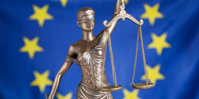 Η Κομισιόν στέλνει την Ελλάδα στο ευρωπαϊκό δικαστήριο για καθυστερήσεις στις ΑΠΕ