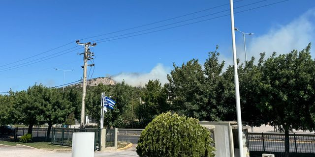 Φωτιά στη Ραφήνα: Εκκενώθηκαν επιχειρήσεις στη Λ. Μαραθώνος – Βίντεο