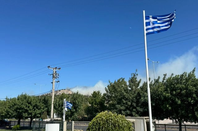 Φωτιά στη Ραφήνα: Εκκενώθηκαν επιχειρήσεις στη Λ. Μαραθώνος – Βίντεο