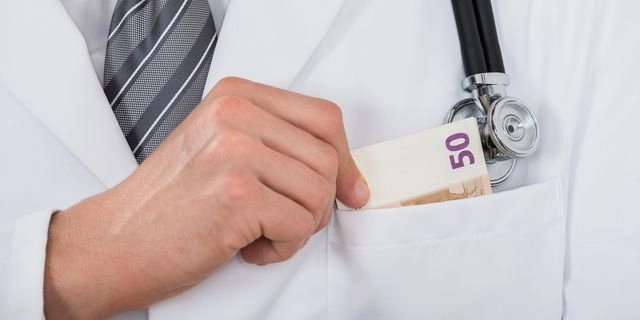 Λάρισα: Τέσσερα χρόνια φυλακή σε καρδιοχειρουργό για “φακελάκι”