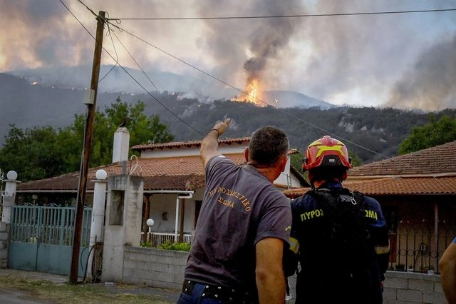 Σε ύφεση η φωτιά στον Φενεό Κορινθίας – Παραμένουν ισχυρές δυνάμεις