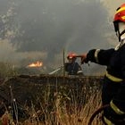 Πυροσβέστες επιχειρούν στην κατάσβεσης φωτιάς που ξέσπασε σε δασική έκταση στον Φενεό Κορινθίας