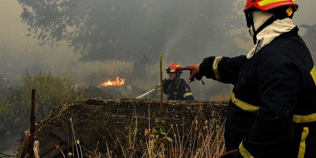 Πυροσβέστες επιχειρούν στην κατάσβεσης φωτιάς που ξέσπασε σε δασική έκταση στον Φενεό Κορινθίας