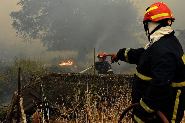 Πυροσβέστες επιχειρούν στην κατάσβεσης φωτιάς που ξέσπασε σε δασική έκταση στον Φενεό Κορινθίας