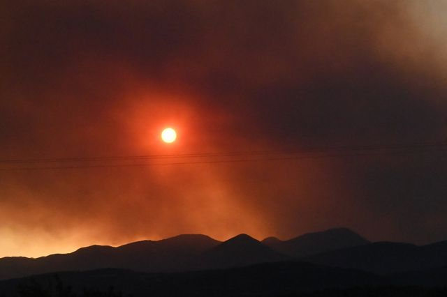Χωρίς ενεργό μέτωπο η φωτιά στον Φενεό Κορινθίας – Ισχυρές δυνάμεις για τις διάσπαρτες εστίες