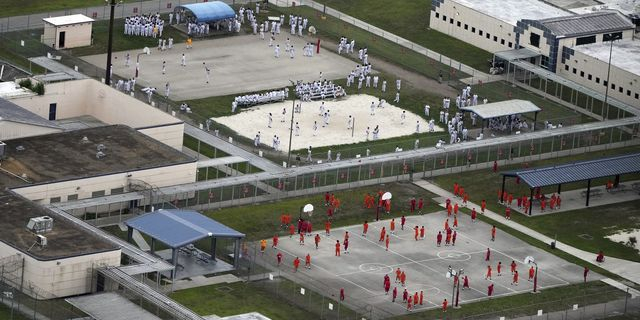 ΗΠΑ: Πλήρης εξαθλίωση μεταναστών σε φυλακές της ICE – Τους εξανάγκασαν να φάνε “σαν ζώα”