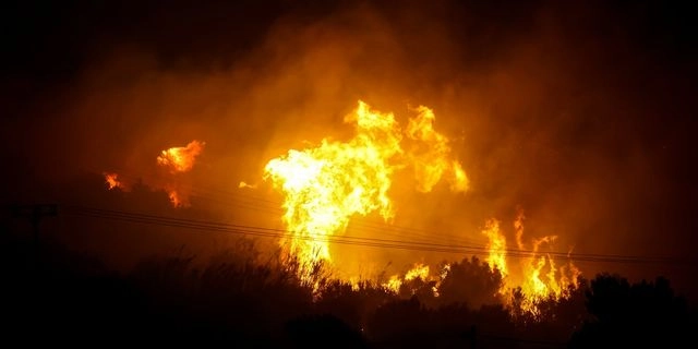 Εκτός ελέγχου η φωτιά στο Λασίθι