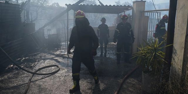 Δοκιμάστηκε η Αττική στην πρώτη μεγάλη φωτιά – Κάηκαν σπίτια σε Ραφήνα και Πικέρμι