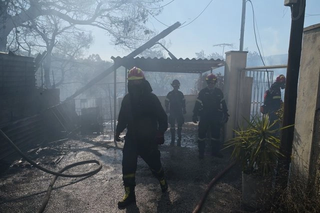 Δοκιμάστηκε η Αττική στην πρώτη μεγάλη φωτιά – Κάηκαν σπίτια σε Ραφήνα και Πικέρμι
