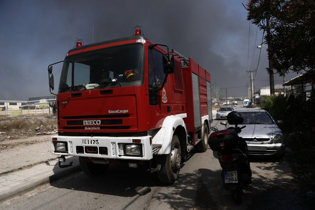 Φωτιά στον Ασπρόπυργο – Επιχειρούν ισχυρές δυνάμεις