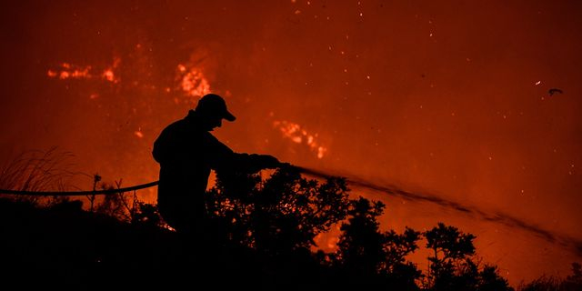 Θεσσαλονίκη: Ολονύχτια μάχη με τις φλόγες στην Άσσηρο – 112 για ετοιμότητα σε δύο χωριά