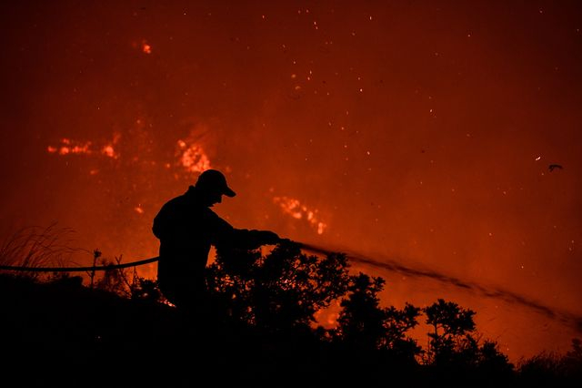 Θεσσαλονίκη: Ολονύχτια μάχη με τις φλόγες στην Άσσηρο – 112 για ετοιμότητα σε δύο χωριά
