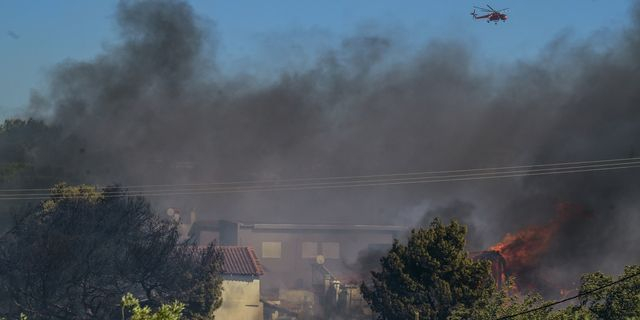 Φωτιά στη Ραφήνα: Το NEWS 24/7 στο πύρινο μέτωπο – Μεγάλη μάχη στη Λ. Μαραθώνος