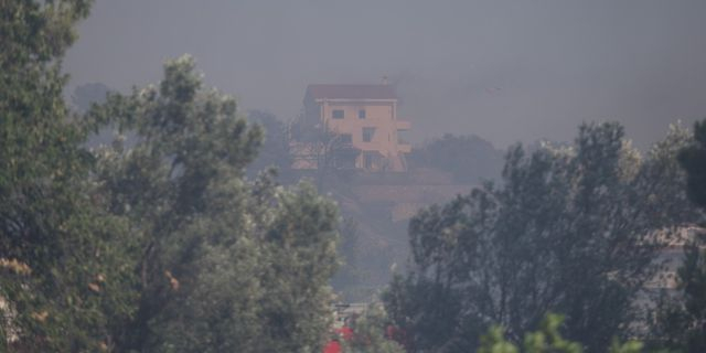 Σε ύφεση η φωτιά στο Πικέρμι – Κάηκαν σπίτια, 51 απεγκλωβισμοί