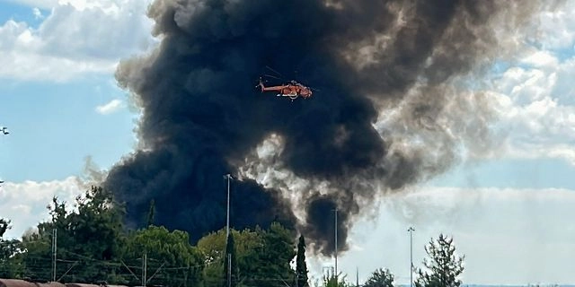 ΦΩΤΙΑ ΣΤΗΝ ΒΙΟΜΗΧΑΝΙΚΗ ΠΕΡΙΟΧΗ ΤΗΣ ΣΙΝΔΟΥ ΣΤΗΝ ΔΥΤΙΚΗ ΘΕΣΣΑΛΟΝΙΚΗ ΣΕ ΥΠΑΙΘΡΙΟ ΧΩΡΟ ΕΤΑΙΡΙΑΣ ΑΝΑΚΥΚΛΩΣΗΣ ΚΑΙ ΑΠΟΒΛΗΤΩΝ