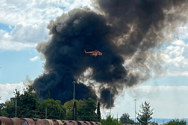 ΦΩΤΙΑ ΣΤΗΝ ΒΙΟΜΗΧΑΝΙΚΗ ΠΕΡΙΟΧΗ ΤΗΣ ΣΙΝΔΟΥ ΣΤΗΝ ΔΥΤΙΚΗ ΘΕΣΣΑΛΟΝΙΚΗ ΣΕ ΥΠΑΙΘΡΙΟ ΧΩΡΟ ΕΤΑΙΡΙΑΣ ΑΝΑΚΥΚΛΩΣΗΣ ΚΑΙ ΑΠΟΒΛΗΤΩΝ