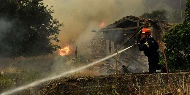Πυροσβέστες επιχειρούν στην κατάσβεσης φωτιάς που ξέσπασε σε δασική έκταση στον Φενεό Κορινθίας