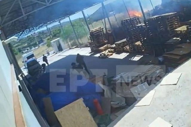 Βίντεο ντοκουμέντο από τη στιγμή που ξεσπά η φωτιά στο Κορωπί
