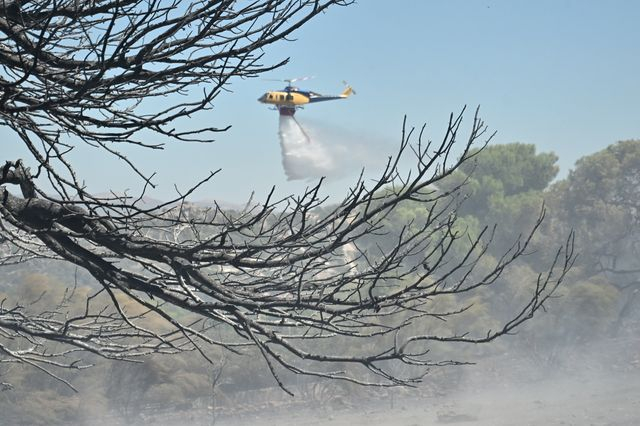 Πυρκαγιά στην περιοχή Άγιος Δημήτριος Κορωπίου Αττικής, Παρασκευή 4 Ιουλίου 2025. Στο σημείο έχουν σπεύσει και επιχειρούν 75 πυροσβέστες με 5 ομάδες πεζοπόρων της 1ης ΕΜΟΔΕ, 25 οχήματα και εθελοντές. Από αέρος συνδράμουν τέσσερα ελικόπτερα και δύο αεροσκάφη.